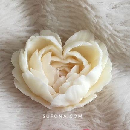 Petal Heart Candle β Luxurious Floral Design