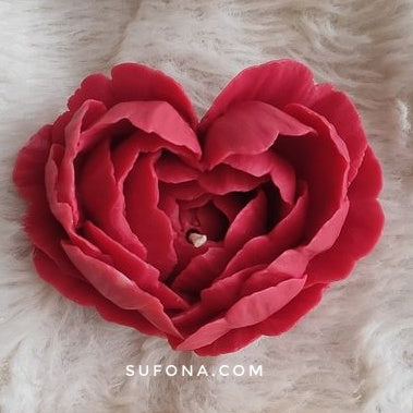 Petal Heart Candle β Luxurious Floral Design