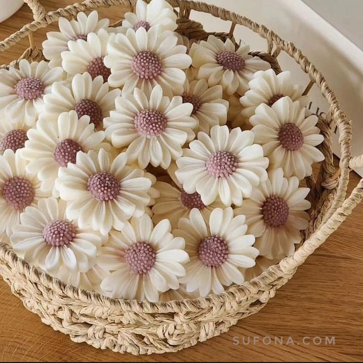 Daizy Candle – Handcrafted Floral Serenity by sufona_candles