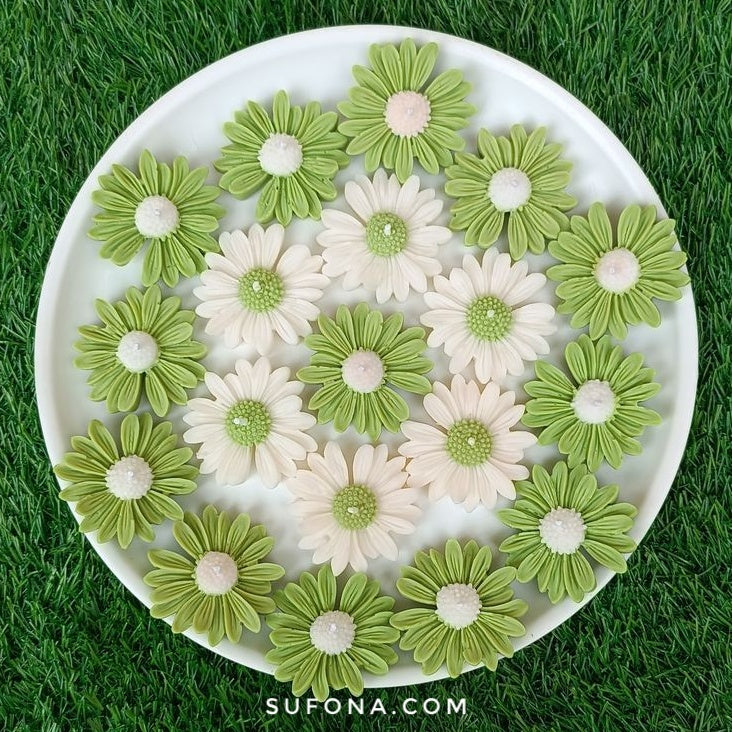 Daizy Candle – Handcrafted Floral Serenity by sufona_candles